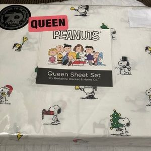 Peanuts snoopy Charlie Brown Berkshire Christmas holiday queen sheets new